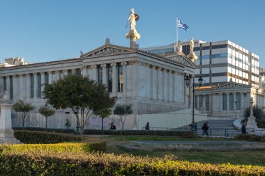 ATENS, GREECE - 19 HAZİRAN 2017: Atina, Attica, Yunanistan Akademisi 'nin günbatımı