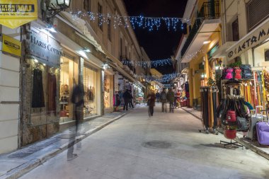 ATİNA, GREECE - 19 HAZİRAN 2017: Yunanistan 'ın Plaka, Atina, Attica kentindeki caddenin gece fotoğrafı