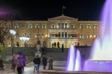 ATİNA, GREECE - 19 Ocak 2017: Sintagma Meydanı ve Atina, Attica, Yunanistan 'daki Yunan parlamentosunun gece fotoğrafı