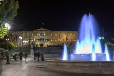 ATİNA, GREECE - 19 Ocak 2017: Sintagma Meydanı ve Atina, Attica, Yunanistan 'daki Yunan parlamentosunun gece fotoğrafı
