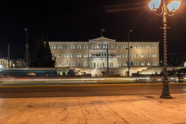 ATİNA, GREECE - 19 Ocak 2017: Sintagma Meydanı ve Atina, Attica, Yunanistan 'daki Yunan parlamentosunun gece fotoğrafı
