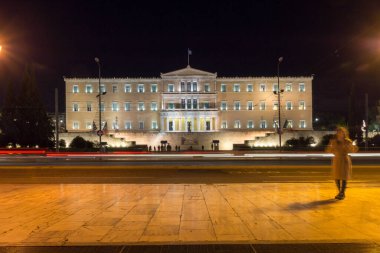 ATİNA, GREECE - 19 Ocak 2017: Sintagma Meydanı ve Atina, Attica, Yunanistan 'daki Yunan parlamentosunun gece fotoğrafı
