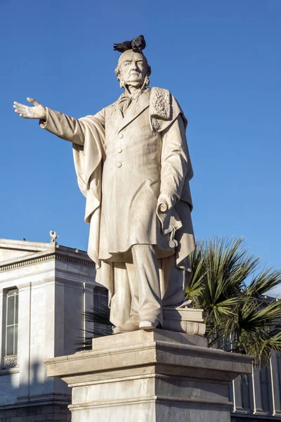 Atenas Grécia Janeiro 2017 Monumento Frente Universidade Atenas Ática Grécia — Fotografia de Stock