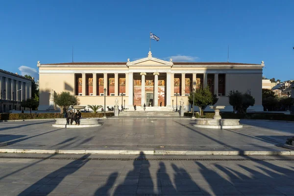 ATİNA, GREECE - 19 HAZİRAN 2017: Atina Üniversitesi, Attica, Yunanistan 'ın günbatımı