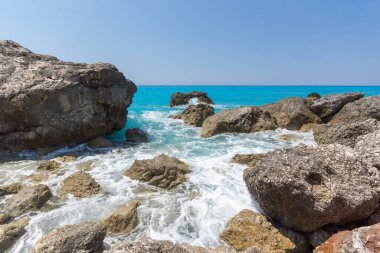 Megali Petra Sahili 'nin mavi suları ve kayalıkları, Lefkada, İyon Adaları, Yunanistan