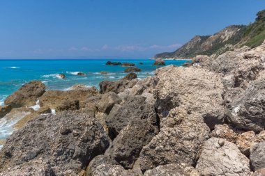 Megali Petra Sahili 'nin mavi suları ve kayalıkları, Lefkada, İyon Adaları, Yunanistan