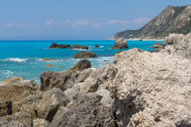 Megali Petra Sahili 'nin mavi suları ve kayalıkları, Lefkada, İyon Adaları, Yunanistan