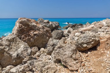 Megali Petra Sahili 'nin mavi suları ve kayalıkları, Lefkada, İyon Adaları, Yunanistan