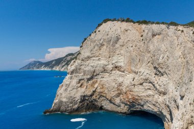 Yunanistan 'ın İyon Adaları, Lefkada, Porto Katsiki Sahili yakınlarındaki inanılmaz kıyı şeridi ve mavi sular