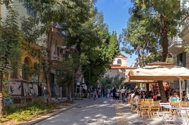 Selanik, Yunanistan - 22 Eylül 2019: Selanik, Orta Makedonya, Yunanistan 'daki tipik sokak ve bina