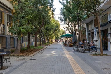 Selanik, Yunanistan - 22 Eylül 2019: Selanik, Orta Makedonya, Yunanistan 'daki tipik sokak ve bina