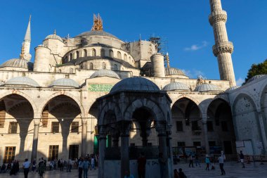İSTANBUL, TURKEY - 27 Temmuz 2019: İstanbul, Türkiye 'deki Sultan Ahmed Camii Mavi Cami olarak bilinir