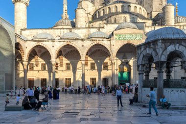 İSTANBUL, TURKEY - 27 Temmuz 2019: İstanbul, Türkiye 'deki Sultan Ahmed Camii Mavi Cami olarak bilinir