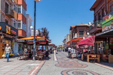 Edirne, Türkiye - 28 Temmuz 2019: Türkiye 'nin Doğu Trakya kentindeki Edirne şehir merkezinde yaya caddesi alışverişi