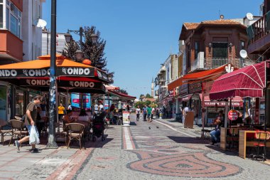 Edirne, Türkiye - 28 Temmuz 2019: Türkiye 'nin Doğu Trakya kentindeki Edirne şehir merkezinde yaya caddesi alışverişi