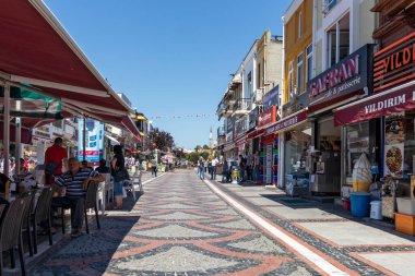 Edirne, Türkiye - 28 Temmuz 2019: Türkiye 'nin Doğu Trakya kentindeki Edirne şehir merkezinde yaya caddesi alışverişi