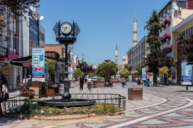 Edirne, Türkiye - 28 Temmuz 2019: Türkiye 'nin Doğu Trakya kentindeki Edirne şehir merkezinde yaya caddesi alışverişi