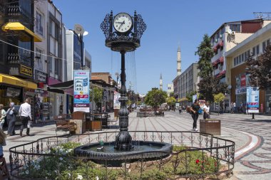 Edirne, Türkiye - 28 Temmuz 2019: Türkiye 'nin Doğu Trakya kentindeki Edirne şehir merkezinde yaya caddesi alışverişi