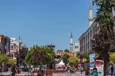 Edirne, Türkiye - 28 Temmuz 2019: Türkiye 'nin Doğu Trakya kentindeki Edirne şehir merkezinde yaya caddesi alışverişi