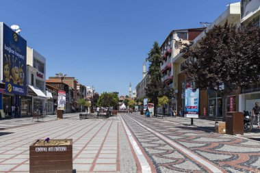 Edirne, Türkiye - 28 Temmuz 2019: Türkiye 'nin Doğu Trakya kentindeki Edirne şehir merkezinde yaya caddesi alışverişi