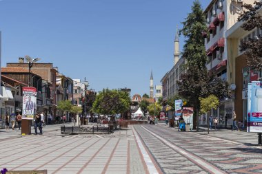 Edirne, Türkiye - 28 Temmuz 2019: Türkiye 'nin Doğu Trakya kentindeki Edirne şehir merkezinde yaya caddesi alışverişi