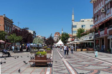 Edirne, Türkiye - 28 Temmuz 2019: Türkiye 'nin Doğu Trakya kentindeki Edirne şehir merkezinde yaya caddesi alışverişi