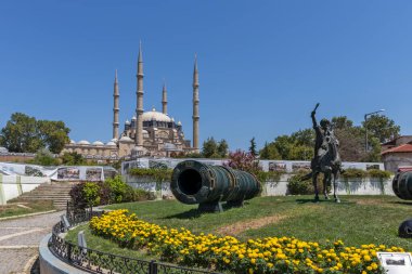 Edirne, Türkiye - 28 Temmuz 2019: Türkiye 'nin Doğu Trakya kentindeki Edirne kentinde Ortaçağ topuyla Osmanlı Sultanı Mehmed Ii anıtı