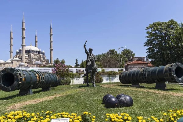 トルコのエディルネ 2019年7月28日 オスマン帝国のスルタン メフメト2世記念碑トルコ東トラキアのエディルネ市に中世の大砲を持つ — ストック写真