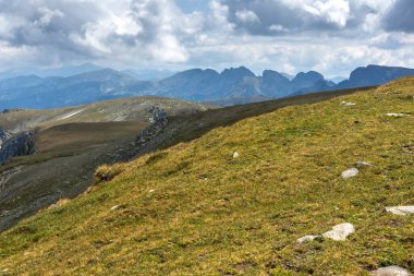 Bulgaristan 'ın Yedi Rila Gölü yakınlarındaki Rila Mountan' ın Yaz Manzarası