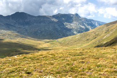 Bulgaristan 'ın Yedi Rila Gölü yakınlarındaki Rila Mountan' ın Yaz Manzarası