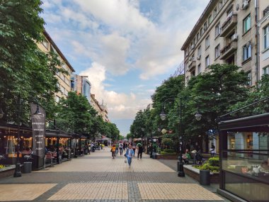 SOFYA, BULGARIA -25 Haziran 2020: Bulgaristan 'ın Sofya kentindeki Vitosha Bulvarında Yürüyen İnsanlar