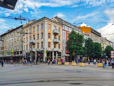 SOFYA, BULGARIA -25 Haziran 2020: Bulgaristan 'ın Sofya kentindeki Vitosha Bulvarında Yürüyen İnsanlar