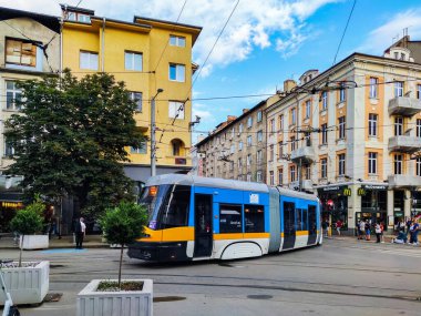 SOFYA, BULGARIA -25 Haziran 2020: Bulgaristan 'ın Sofya kentindeki Vitosha Bulvarında Yürüyen İnsanlar