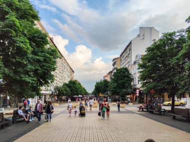 SOFYA, BULGARIA -25 Haziran 2020: Bulgaristan 'ın Sofya kentindeki Vitosha Bulvarında Yürüyen İnsanlar