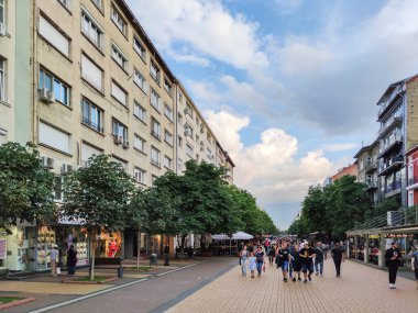 SOFYA, BULGARIA -25 Haziran 2020: Bulgaristan 'ın Sofya kentindeki Vitosha Bulvarında Yürüyen İnsanlar