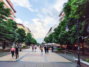 SOFYA, BULGARIA -25 Haziran 2020: Bulgaristan 'ın Sofya kentindeki Vitosha Bulvarında Yürüyen İnsanlar