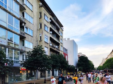 SOFYA, BULGARIA -25 Haziran 2020: Bulgaristan 'ın Sofya kentindeki Vitosha Bulvarında Yürüyen İnsanlar