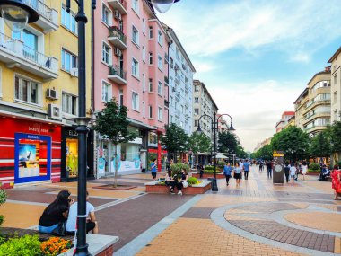 SOFYA, BULGARIA -25 Haziran 2020: Bulgaristan 'ın Sofya kentindeki Vitosha Bulvarında Yürüyen İnsanlar