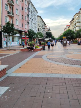 SOFYA, BULGARIA -25 Haziran 2020: Bulgaristan 'ın Sofya kentindeki Vitosha Bulvarında Yürüyen İnsanlar