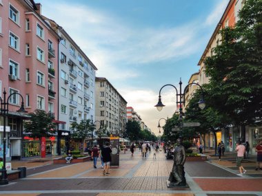 SOFYA, BULGARIA -25 Haziran 2020: Bulgaristan 'ın Sofya kentindeki Vitosha Bulvarında Yürüyen İnsanlar