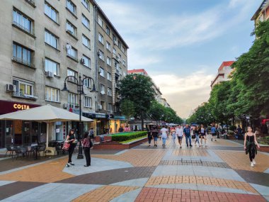 SOFYA, BULGARIA -25 Haziran 2020: Bulgaristan 'ın Sofya kentindeki Vitosha Bulvarında Yürüyen İnsanlar