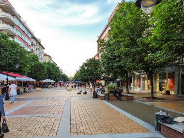 SOFYA, BULGARIA -25 Haziran 2020: Bulgaristan 'ın Sofya kentindeki Vitosha Bulvarında Yürüyen İnsanlar