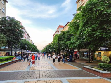 SOFYA, BULGARIA -25 Haziran 2020: Bulgaristan 'ın Sofya kentindeki Vitosha Bulvarında Yürüyen İnsanlar