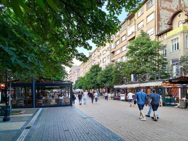 SOFYA, BULGARIA -25 Haziran 2020: Bulgaristan 'ın Sofya kentindeki Vitosha Bulvarında Yürüyen İnsanlar
