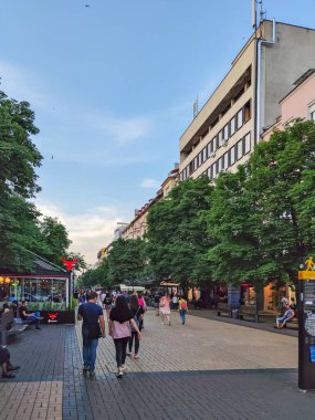 SOFYA, BULGARIA -25 Haziran 2020: Bulgaristan 'ın Sofya kentindeki Vitosha Bulvarında Yürüyen İnsanlar