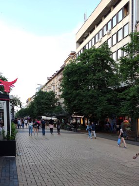 SOFYA, BULGARIA -25 Haziran 2020: Bulgaristan 'ın Sofya kentindeki Vitosha Bulvarında Yürüyen İnsanlar