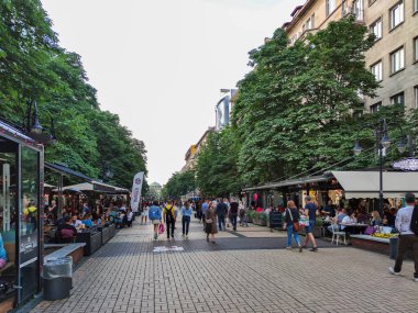 SOFYA, BULGARIA -25 Haziran 2020: Bulgaristan 'ın Sofya kentindeki Vitosha Bulvarında Yürüyen İnsanlar