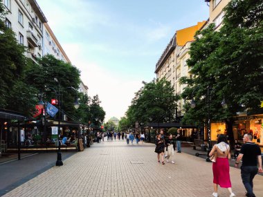 SOFYA, BULGARIA -25 Haziran 2020: Bulgaristan 'ın Sofya kentindeki Vitosha Bulvarında Yürüyen İnsanlar