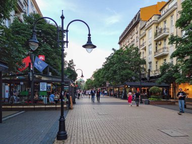 SOFYA, BULGARIA -25 Haziran 2020: Bulgaristan 'ın Sofya kentindeki Vitosha Bulvarında Yürüyen İnsanlar