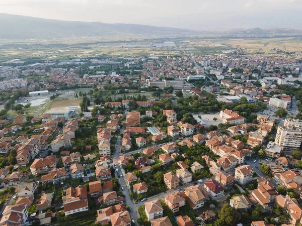 ブルガリア ブラゴエヴグラード地方ペトリッヒの町の空中ビュー — ストック写真
